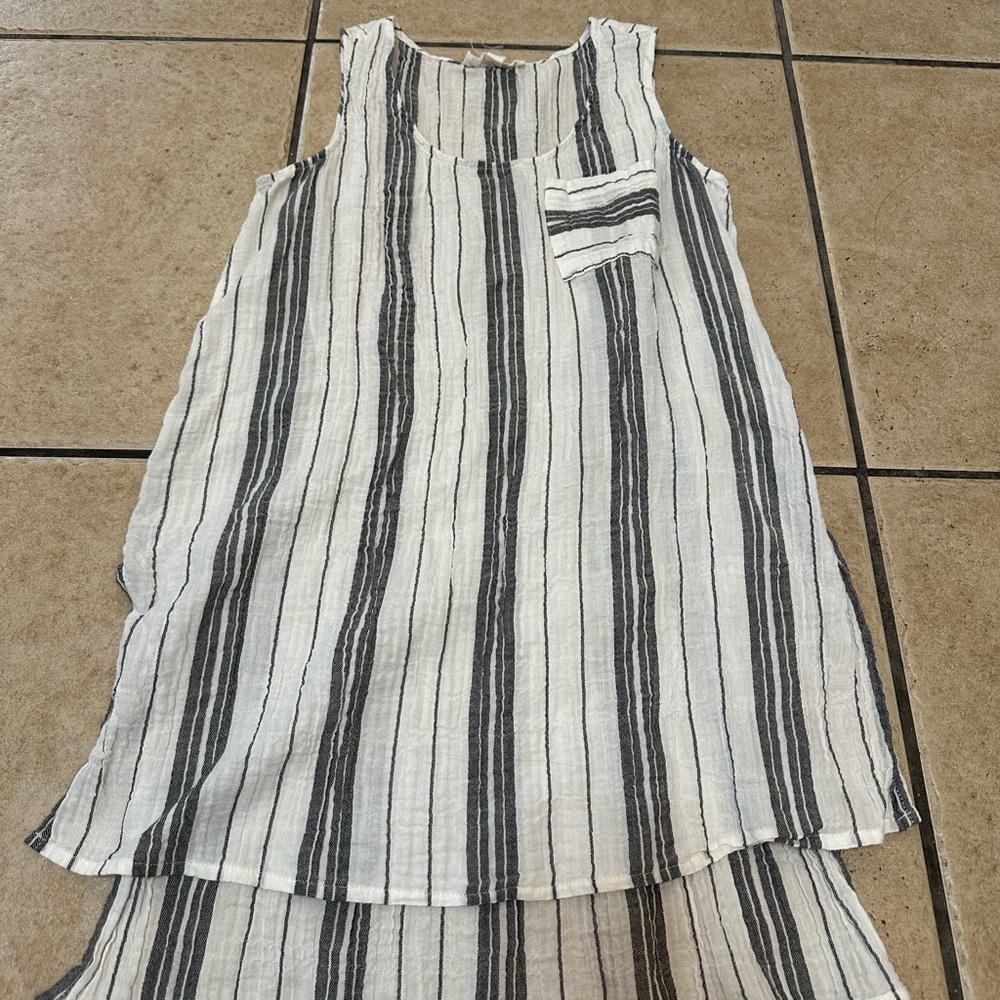 Vince Camuto Black & White Striped Sleeveless Tank